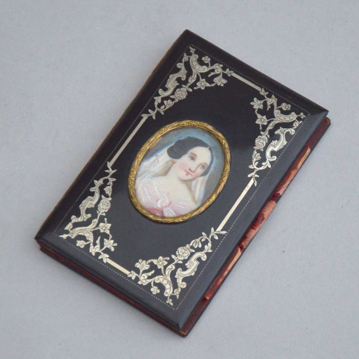 Carnet De Bal En écaille De Tortue Décorée Avec Le Piqué En Argent Et Portrait Miniature XIXème