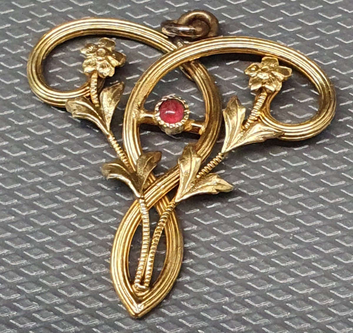 Oria Art Nouveau Pendant