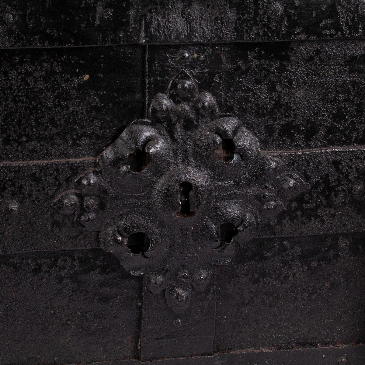 17th Century Steel Safe/trunk With 5 Locking Mechanisms. Europe, 17th Century-photo-3