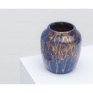 Petit vase à poussières de thé en grès émaillé bleu et reflets dorés – Léon Pointu (Fontainebleau 1879 – Saint-Amand-en-Puisaye 1942)