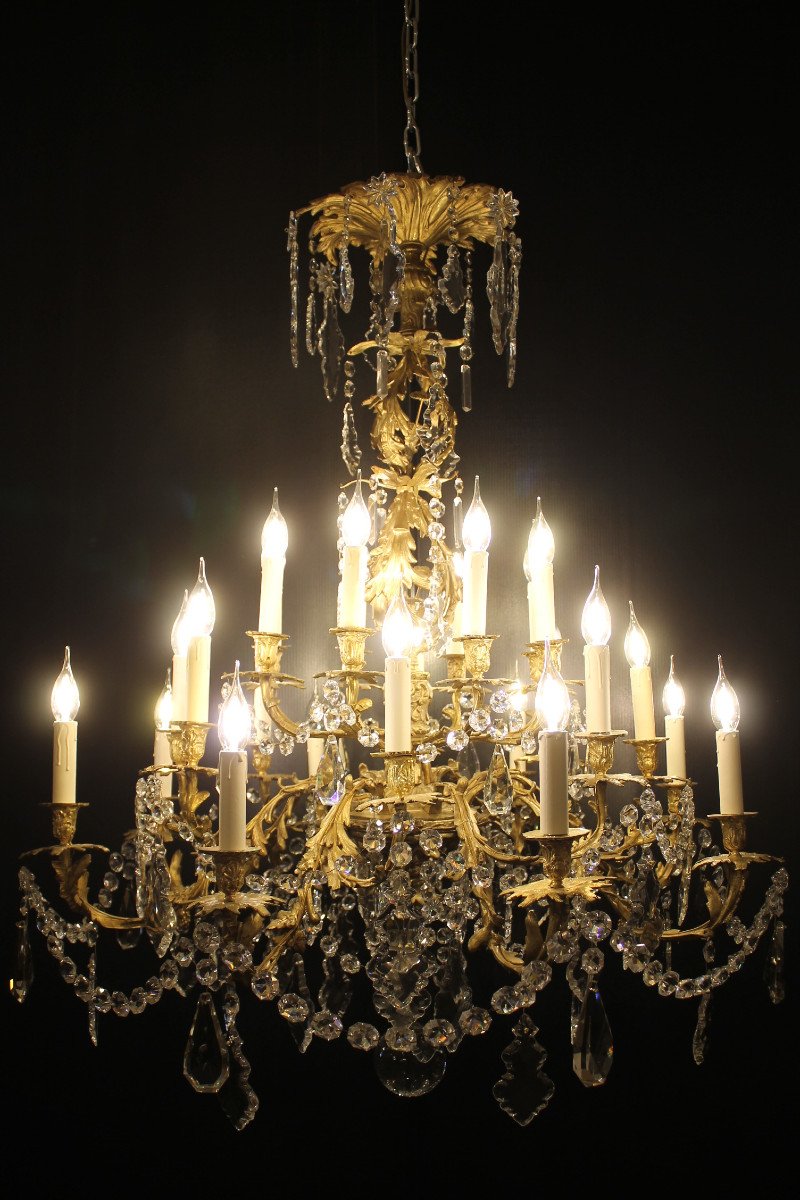 Important Lustre De Style Louis XV Rocaille En Bronze Et Cristal, époque XIXème Siècle.