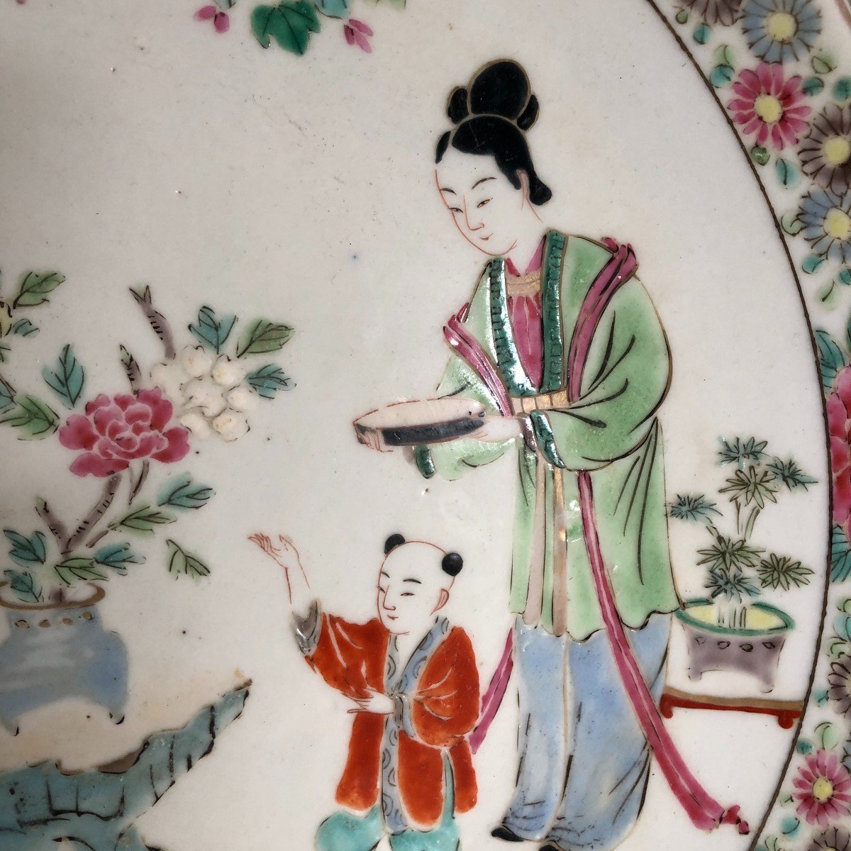 Grande Assiette En Porcelaine Du Japon XIXème - A Décor d'Un Enfant Et De Trois Femmes-photo-3
