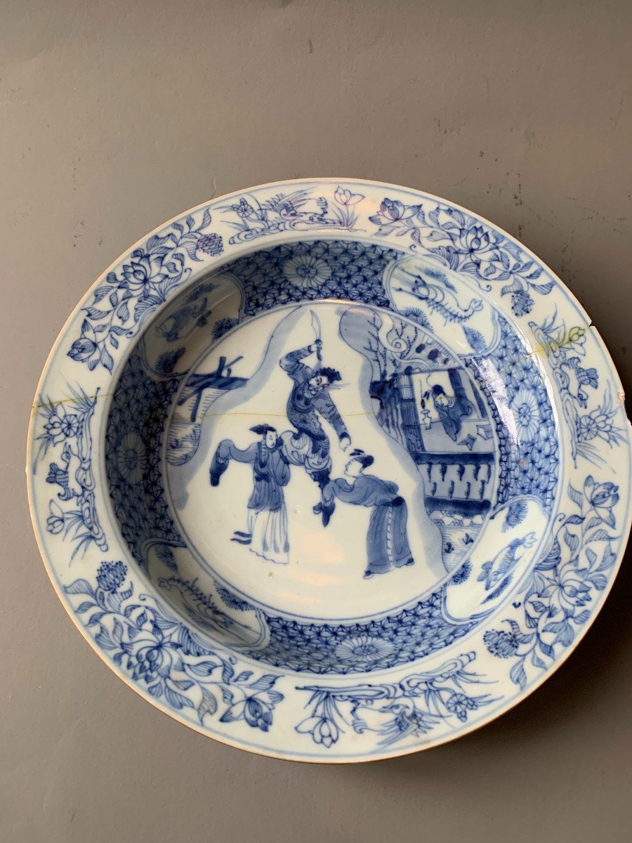 Assiette Chinoise En Porcelaine Bleu Blanc - XVIIIème Siècle - Scène De Danseur 