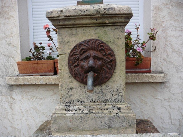 Fountain Washhouse Basin With Water Reserve In Natural Stone With Its Lion-headed Monk-photo-3