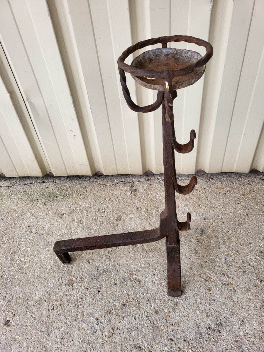 1 17th Century Wrought Iron Bowl Landier With 3 Hooks, Tripod Foot.-photo-1