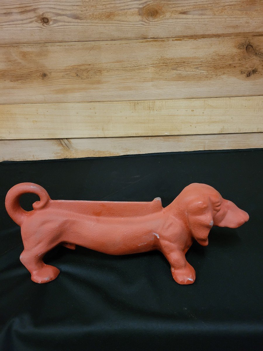 Cast Iron Scraper To Place: Basset Hound