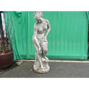 Statue De Femme ( Baigneuse) En Pierre Reconstituée