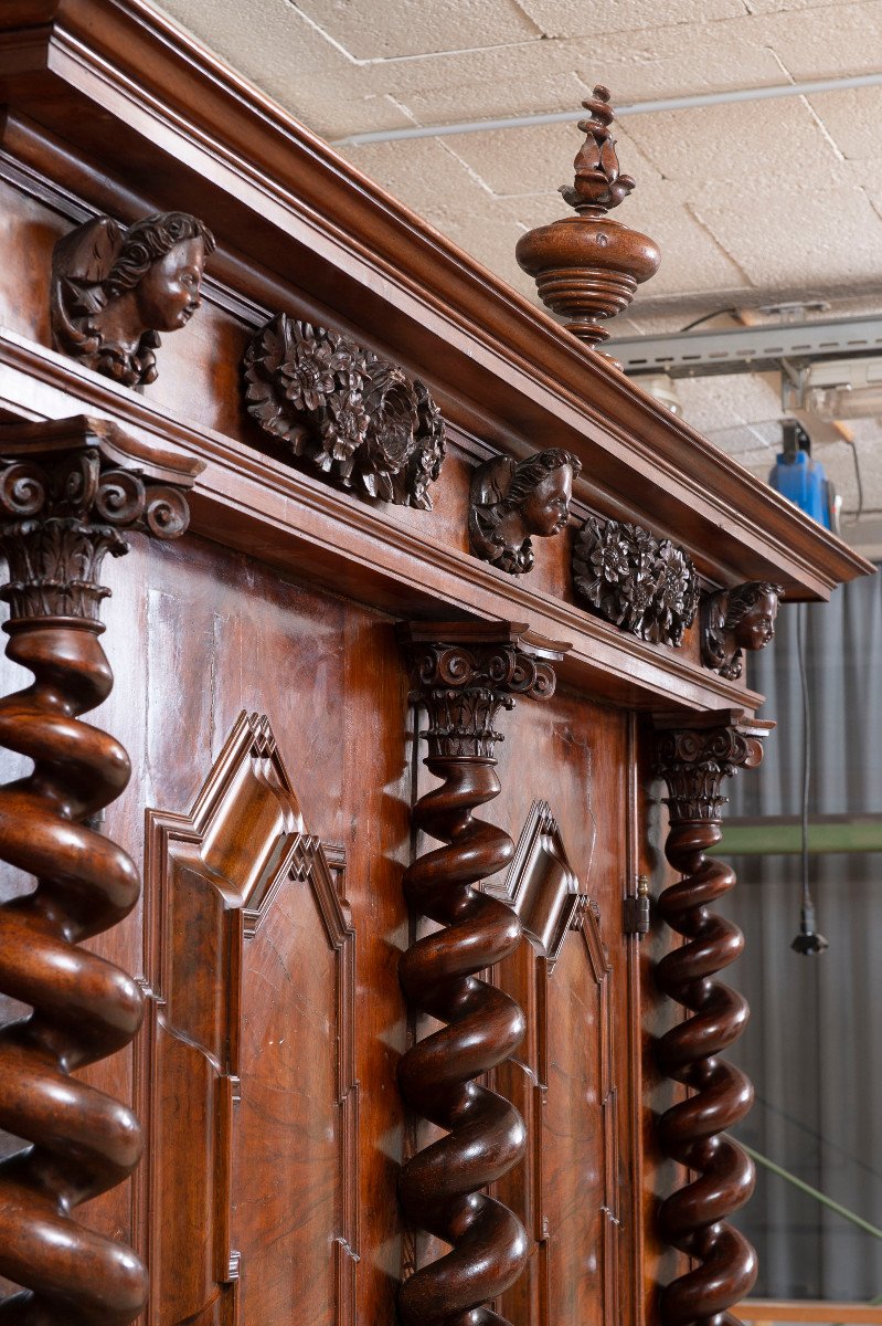 Grande armoire à colonnes torses en noyer - Suisse, Bâle, fin du XVIIe siècle-photo-4