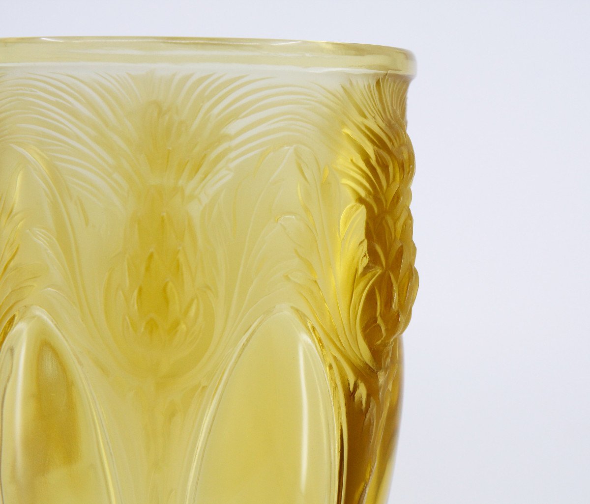 VERLYS - Vase Chardons en verre pressé moulé teinté jaune - vers 1935-photo-4