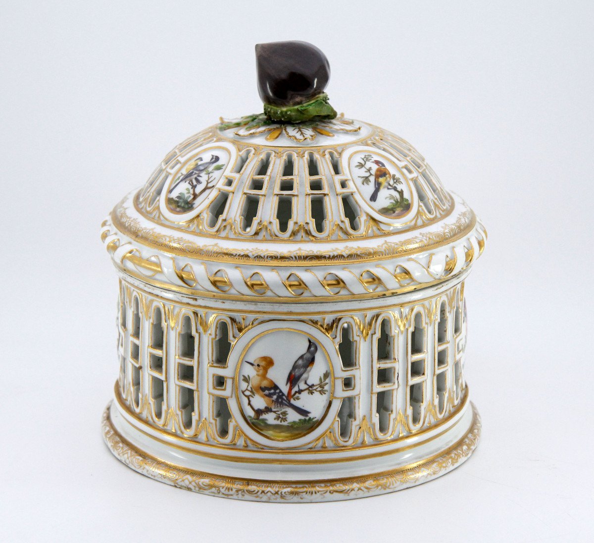 Marronnière en porcelaine ajourée, décor à l'or et aux oiseaux polychromes, Meissen? fin du 19e