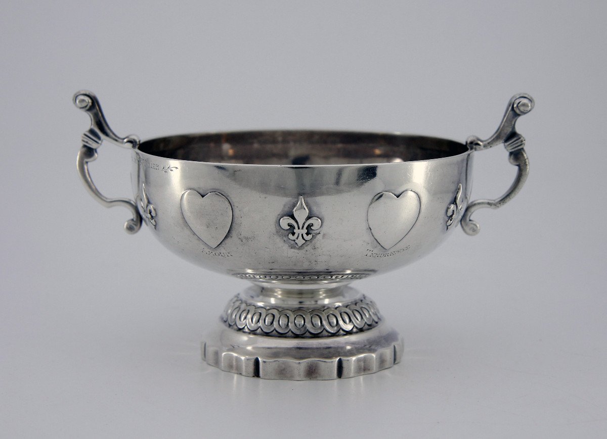 Coupe de mariage royaliste en argent aux profils de Louis XVI et Marie-Antoinette, Paris ~1900