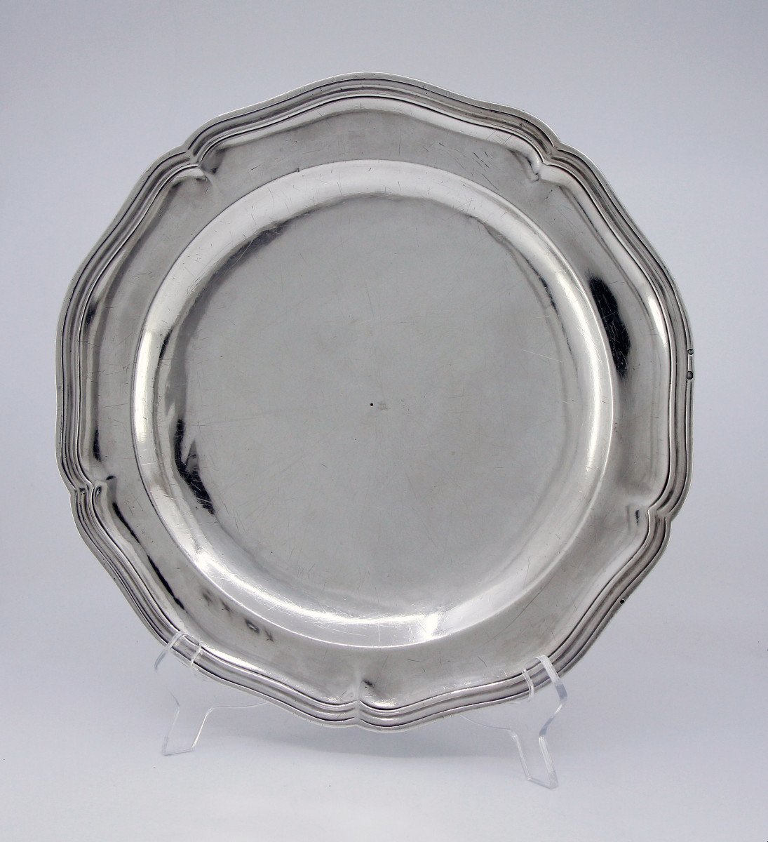 Grand et lourd plat rond en argent par Jean-Louis Outrebon - Paris, époque Louis XVI, 1784-1785-photo-3