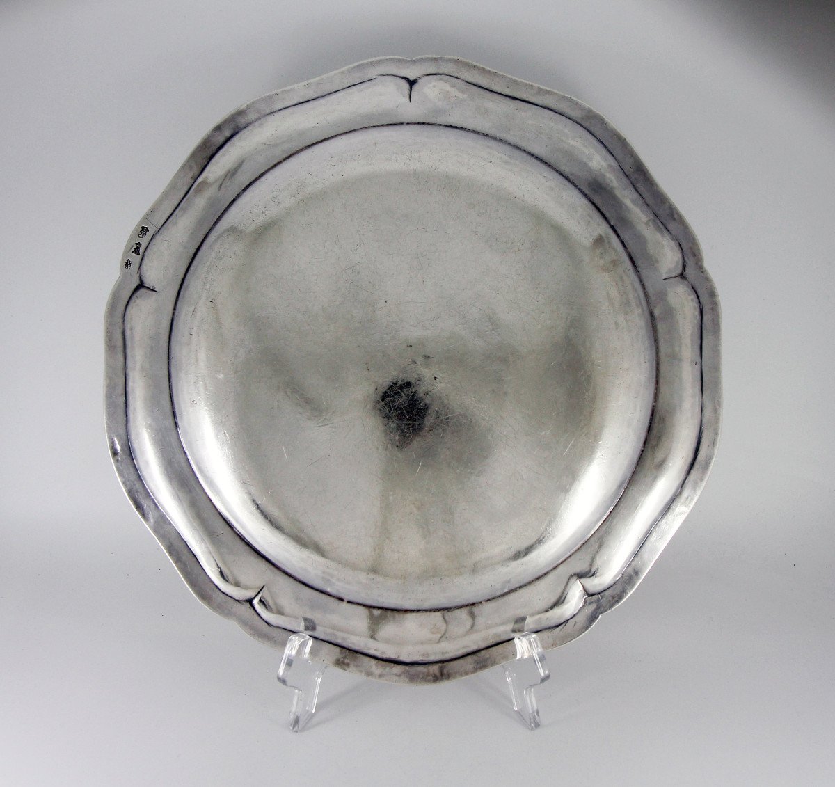 Grand et lourd plat rond en argent par Jean-Louis Outrebon - Paris, époque Louis XVI, 1784-1785-photo-1