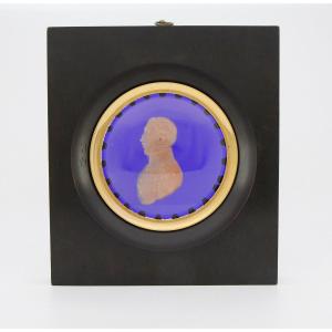 Profil en cire d'officier sur verre bleu, cadre bois ébonisé, époque Restauration vers 1825