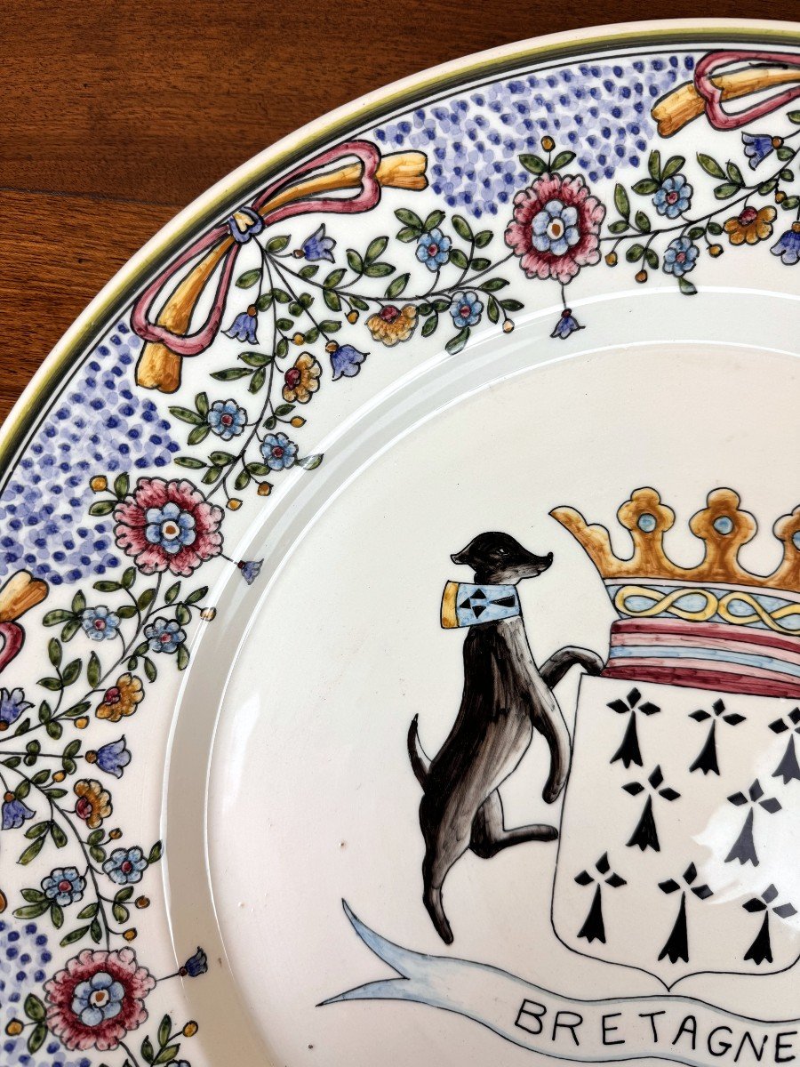 Brittany Early 20th Century: Huge Dish With Coats Of Arms And Dogs With Hand-painted Decor-photo-3