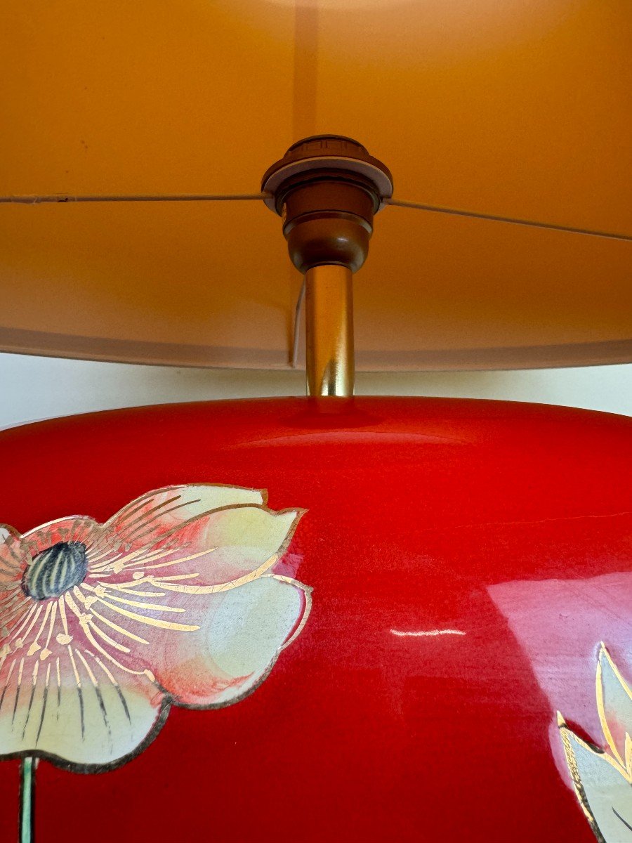 Très Grande Lampe Vintage En Céramique à Décors De Fleurs Sur Fond Rouge -photo-4