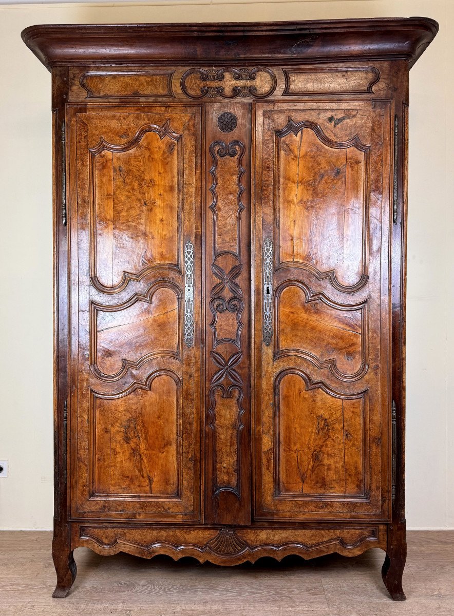 Armoire époque Louis XV En Noyer Et Orme