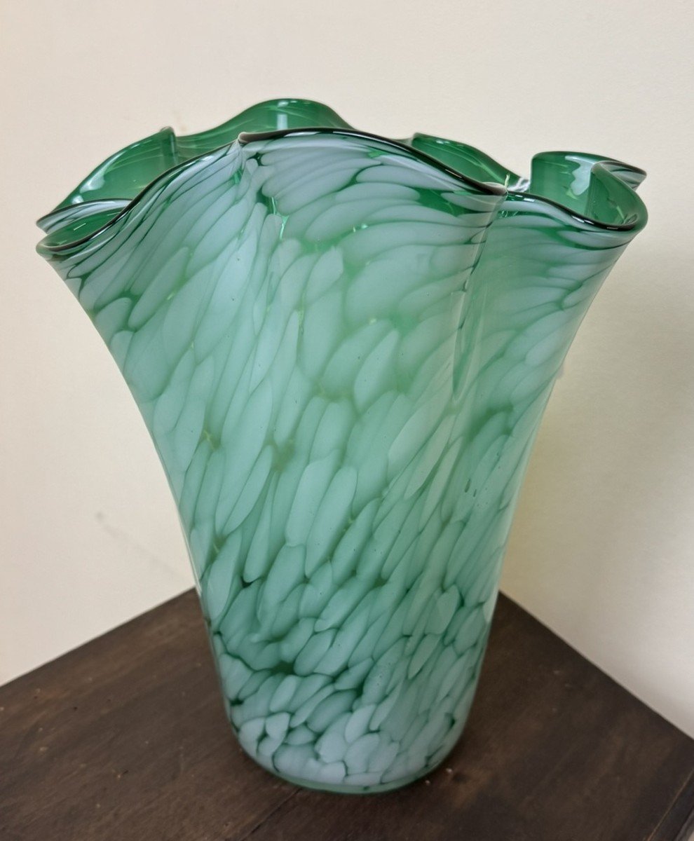 Vintage Lined Glass Handkerchief Vase With Scalloped Neck In Green Tints Marbled With White  -photo-2