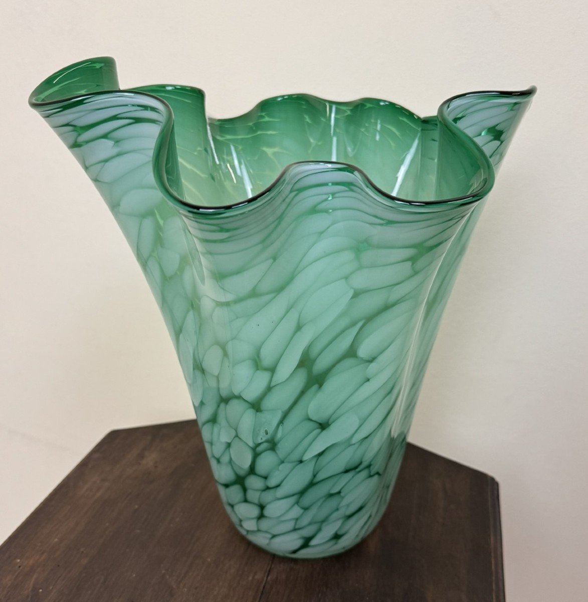 Vintage Lined Glass Handkerchief Vase With Scalloped Neck In Green Tints Marbled With White  -photo-3