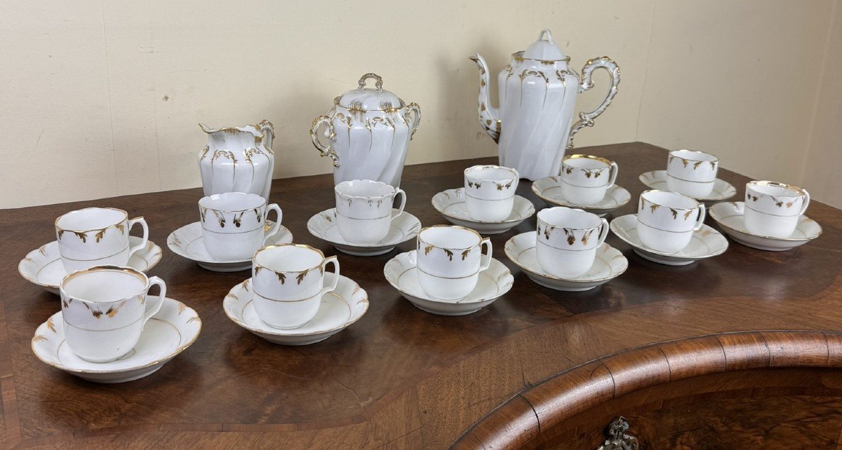 Lyonnaise Porcelain 19th Century: Coffee Service With Gold Decorations On A White Background 27 Pieces