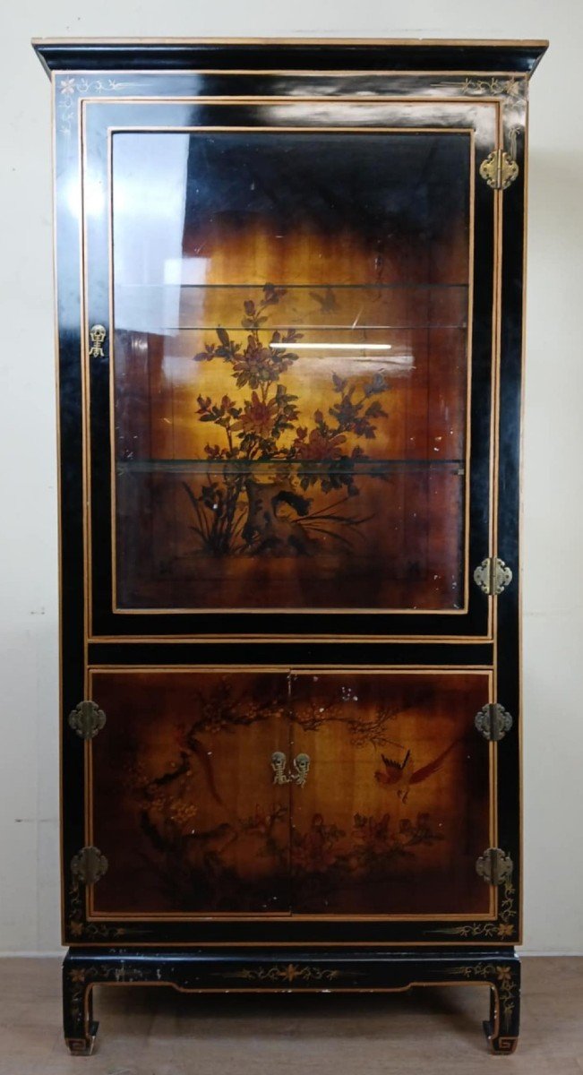 Pretty Chinese Display Case In Lacquer And Painted Motifs, 20th Century