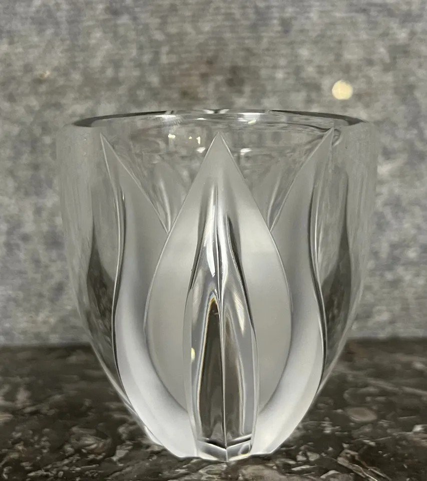 Lalique France : Magnifique Vase Aux Tulipes En Cristal -photo-2