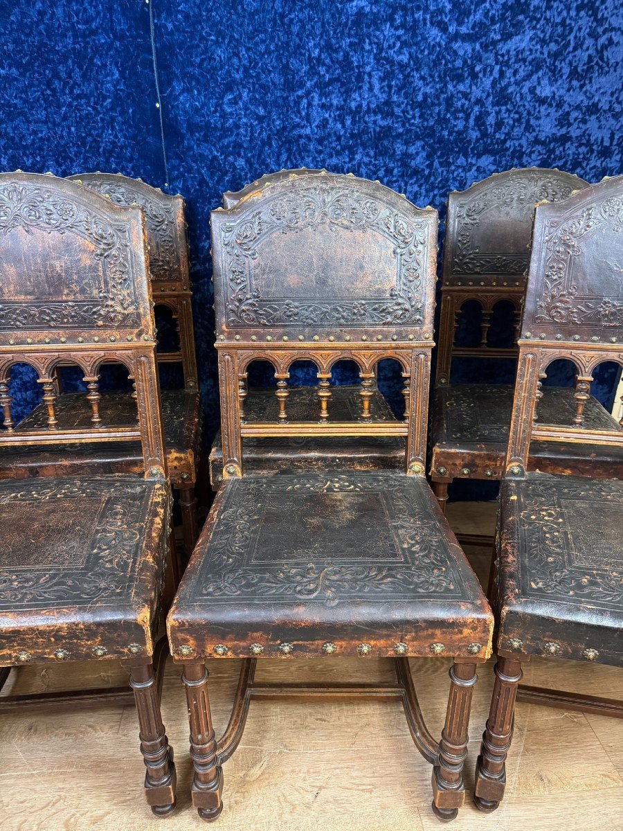 Set Of 8 Renaissance Style Chairs In Walnut And Embossed Leather-photo-3