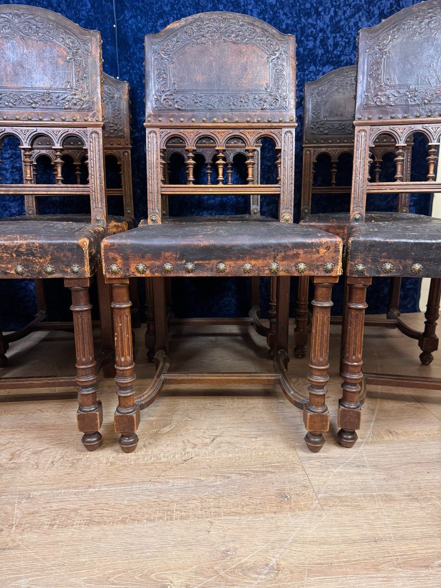 Set Of 8 Renaissance Style Chairs In Walnut And Embossed Leather-photo-4