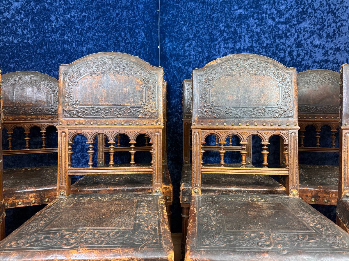 Set Of 8 Renaissance Style Chairs In Walnut And Embossed Leather-photo-2