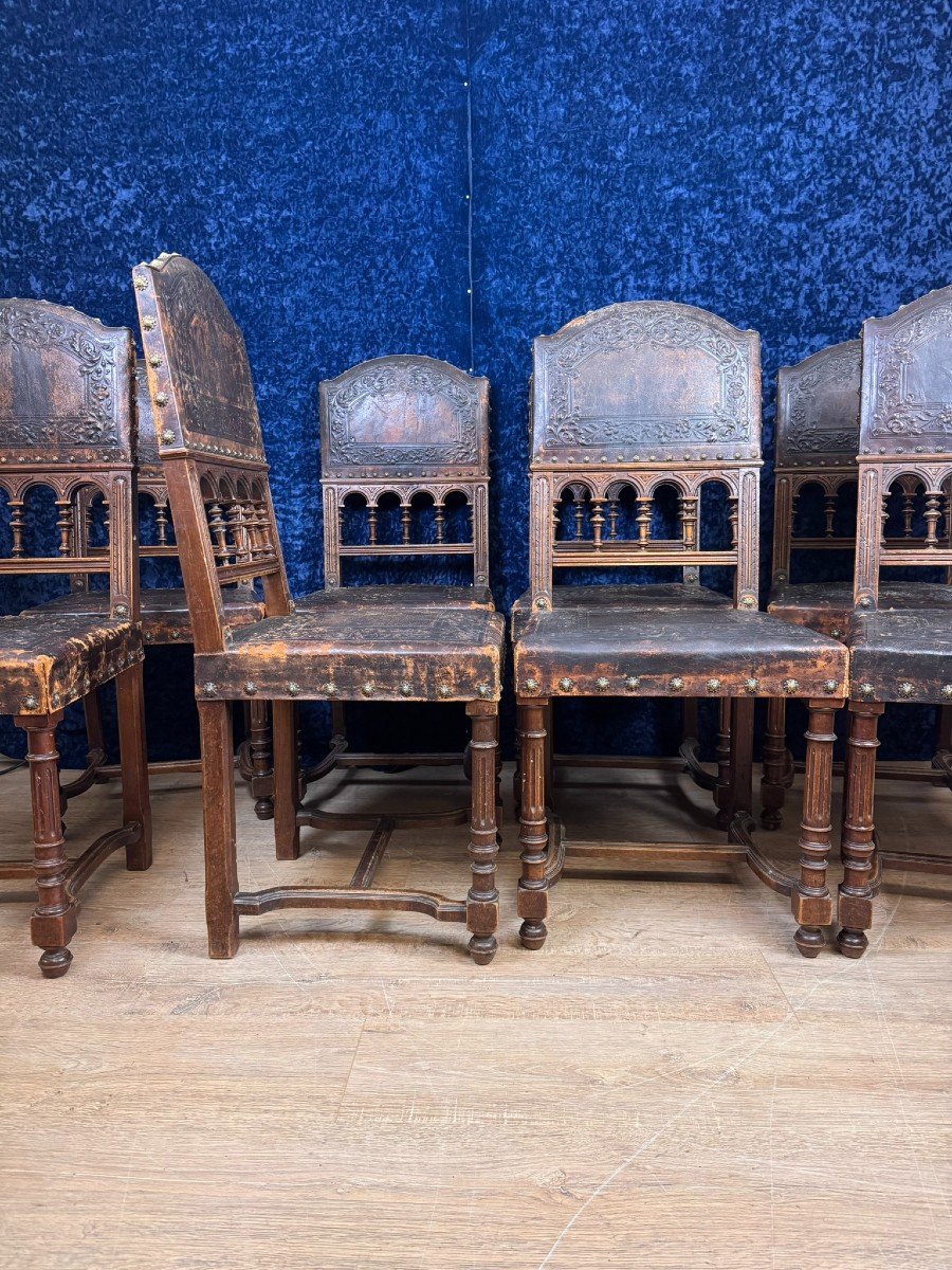 Set Of 8 Renaissance Style Chairs In Walnut And Embossed Leather-photo-3