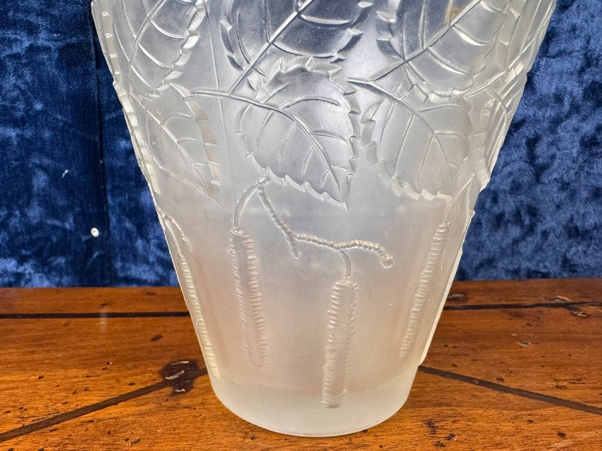 Superb Art Nouveau Vase In Frosted Molded Pressed Glass -photo-3