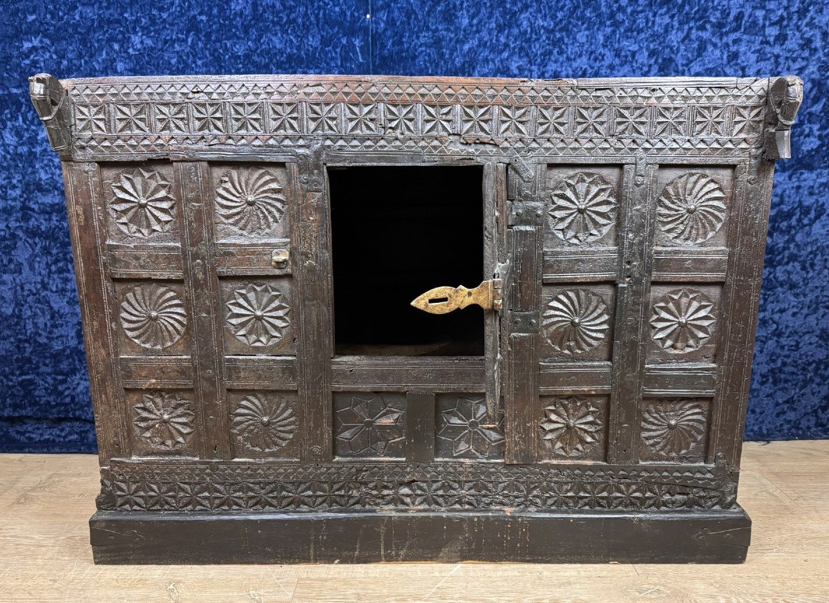 Asia 19th: Rare Wedding Chest In Exotic Wood, Abundantly Carved-photo-2