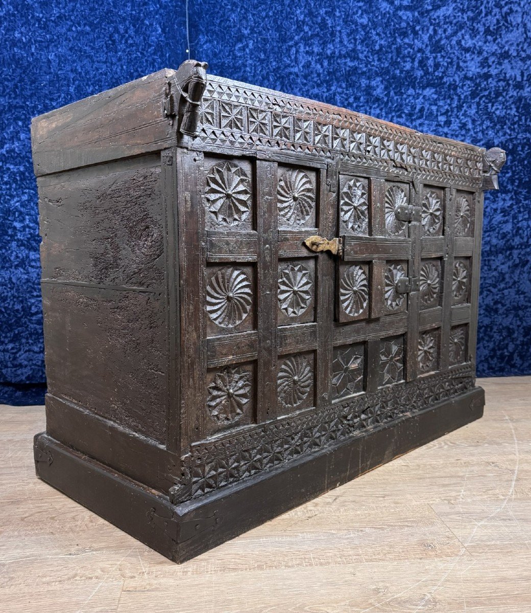 Asia 19th: Rare Wedding Chest In Exotic Wood, Abundantly Carved-photo-3