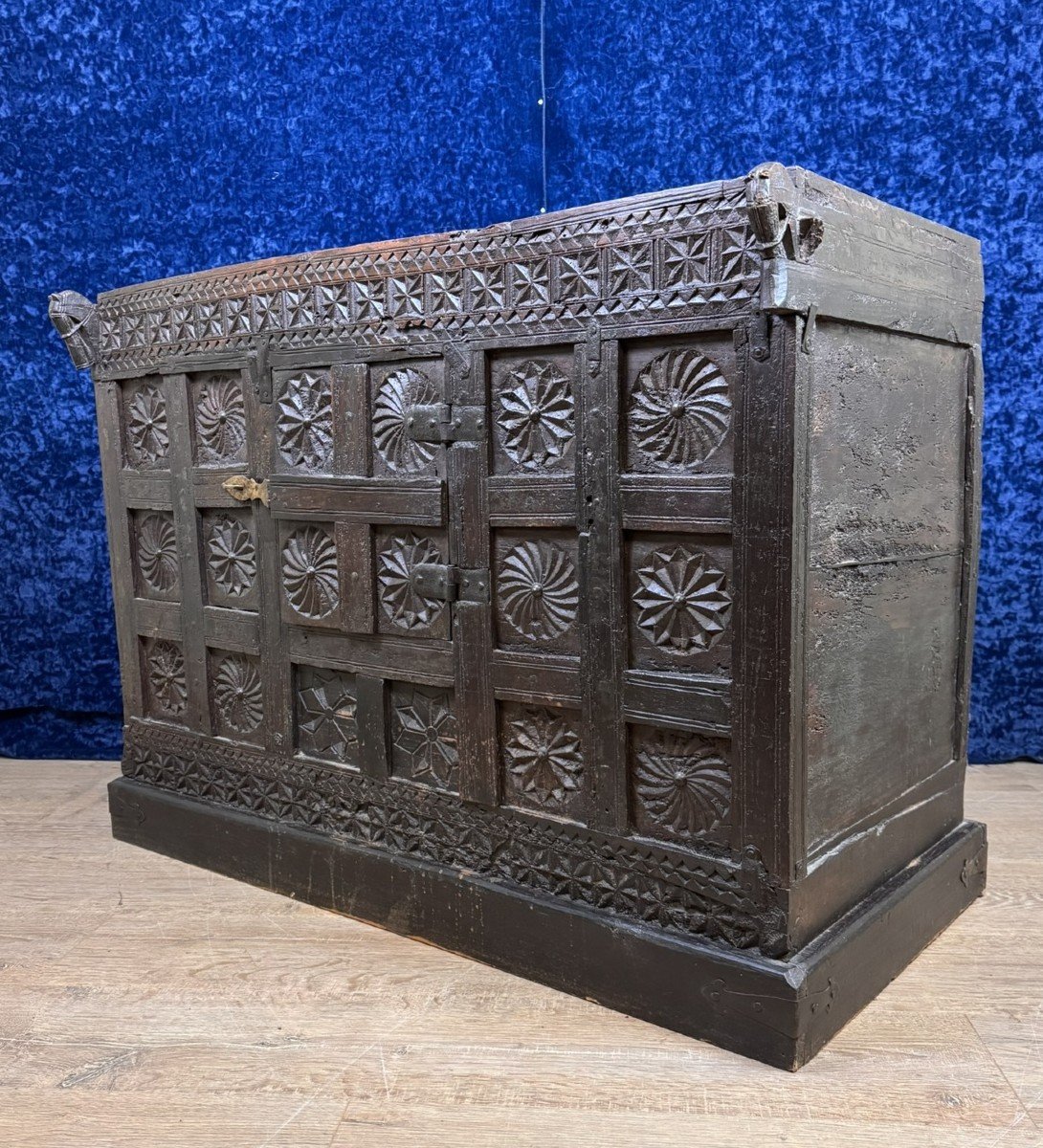 Asia 19th: Rare Wedding Chest In Exotic Wood, Abundantly Carved-photo-4