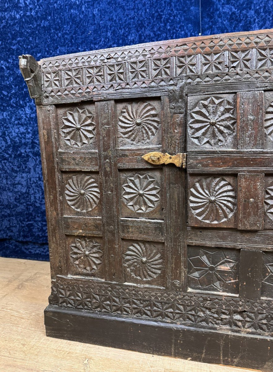 Asia 19th: Rare Wedding Chest In Exotic Wood, Abundantly Carved-photo-1