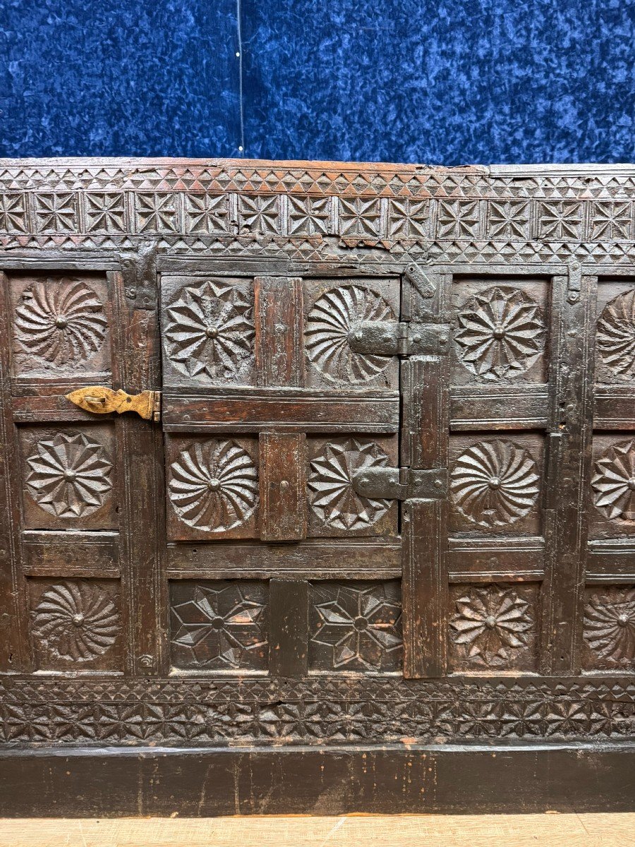 Asia 19th: Rare Wedding Chest In Exotic Wood, Abundantly Carved-photo-2