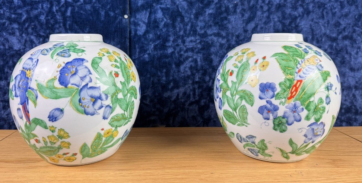 Chine Vers 1900 : Paire De Vases Boules En Porcelaine Aux Oiseaux Et Fleurs