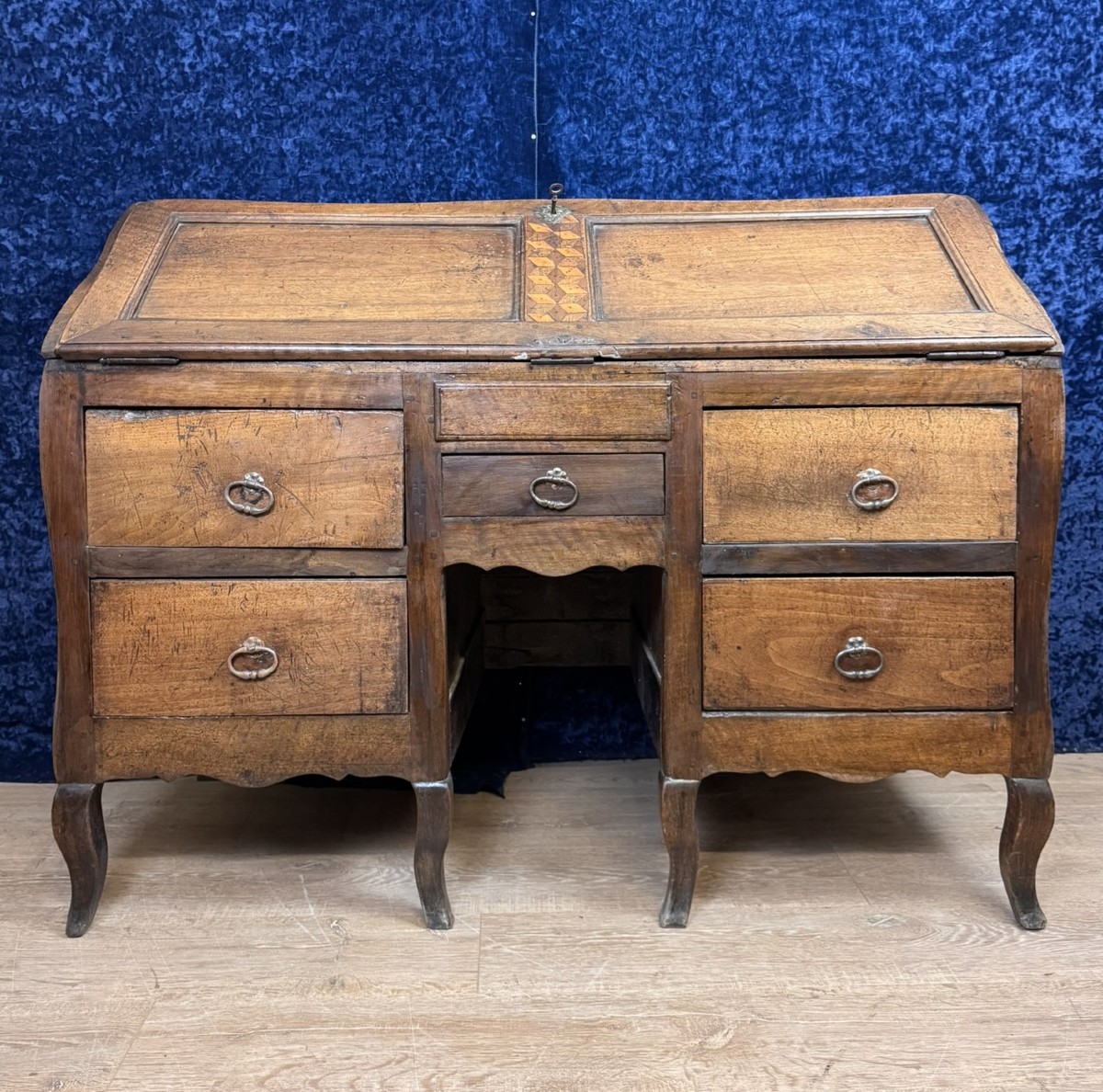 Bureau De Pente Bordelais époque Louis XV Galbé En Noyer Massif Vers 1750 