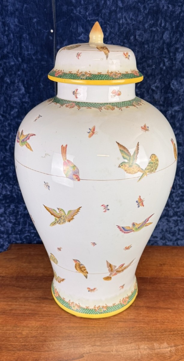 Grande Potiche Couverte En Porcelaine à Décor d'Oiseaux En Vol Circa 1930