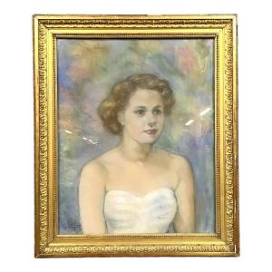 Mano Miguet Modern School Circa 1950 Pastel Depicting A Portrait Of A Woman Signed Lower Left