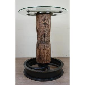 Design Industriel Pour Cette Table Haute Réalisée Avec Une Poulie Ancienne Et Un Axe En Bois 