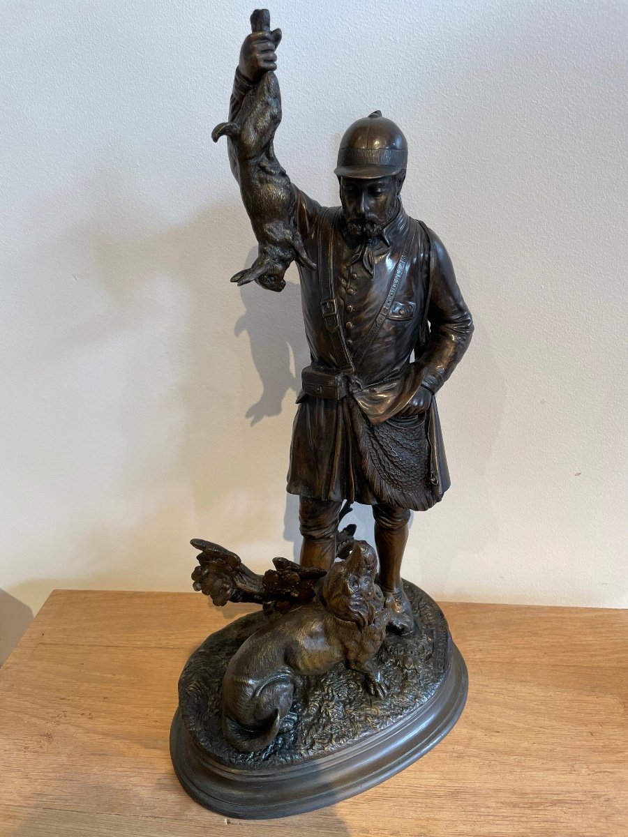 Sculpture En Bronze Signée Delabrierre Représentant Un Chasseur 