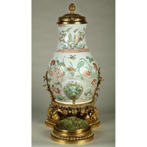 Fontaine à Parfum Murale en Porcelaine Chinoise attr. à l'Escalier de Cristal, France, C.1880