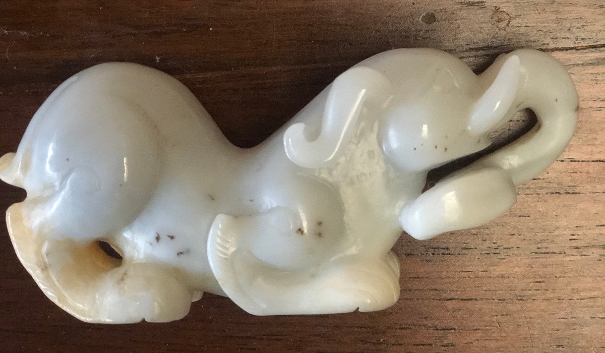 Deux Jade Jadeite Chinois d'Un Elephanteau Et d'Un Pendentif