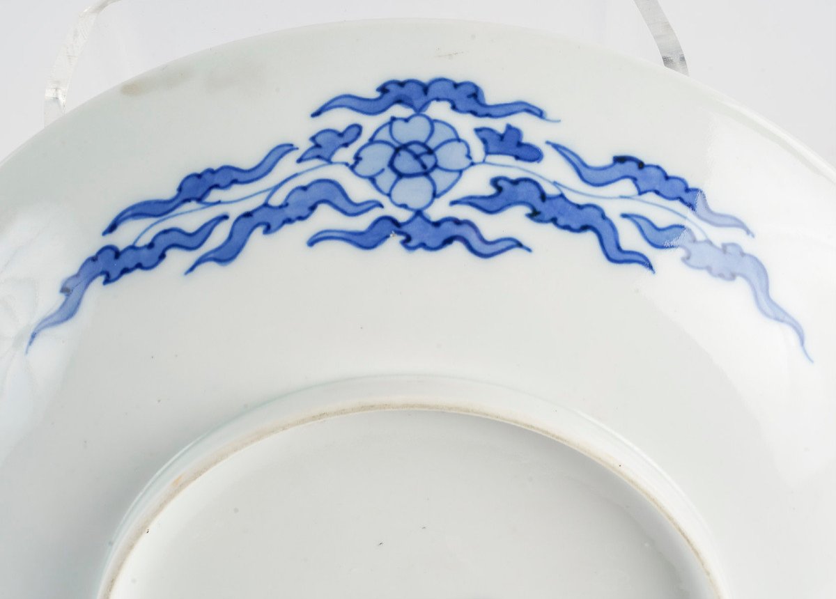 Grande Coupe Du Japon En Porcelaine d'une carpe remontant les flots-photo-1