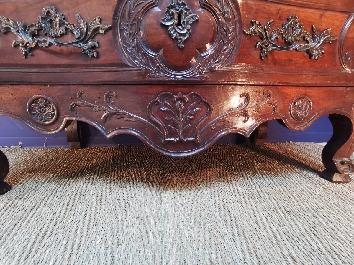 Louis XV Curved And Carved Walnut Commode-photo-3
