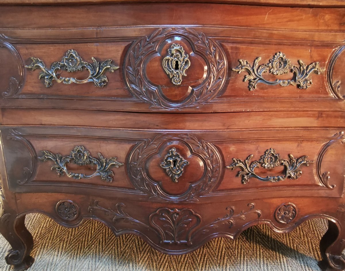 Louis XV Curved And Carved Walnut Commode-photo-3