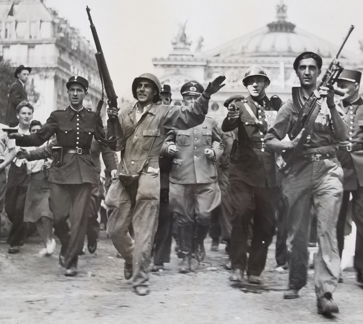 Lot Of 32 Photos Of The Liberation Of Paris Agence Lapi