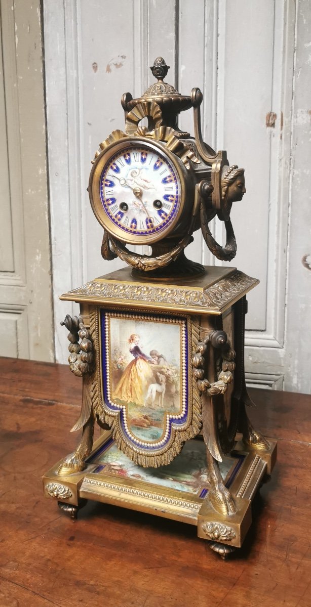 Pendule En Bronze Et Porcelaine Dans Le Goût De Sèvres