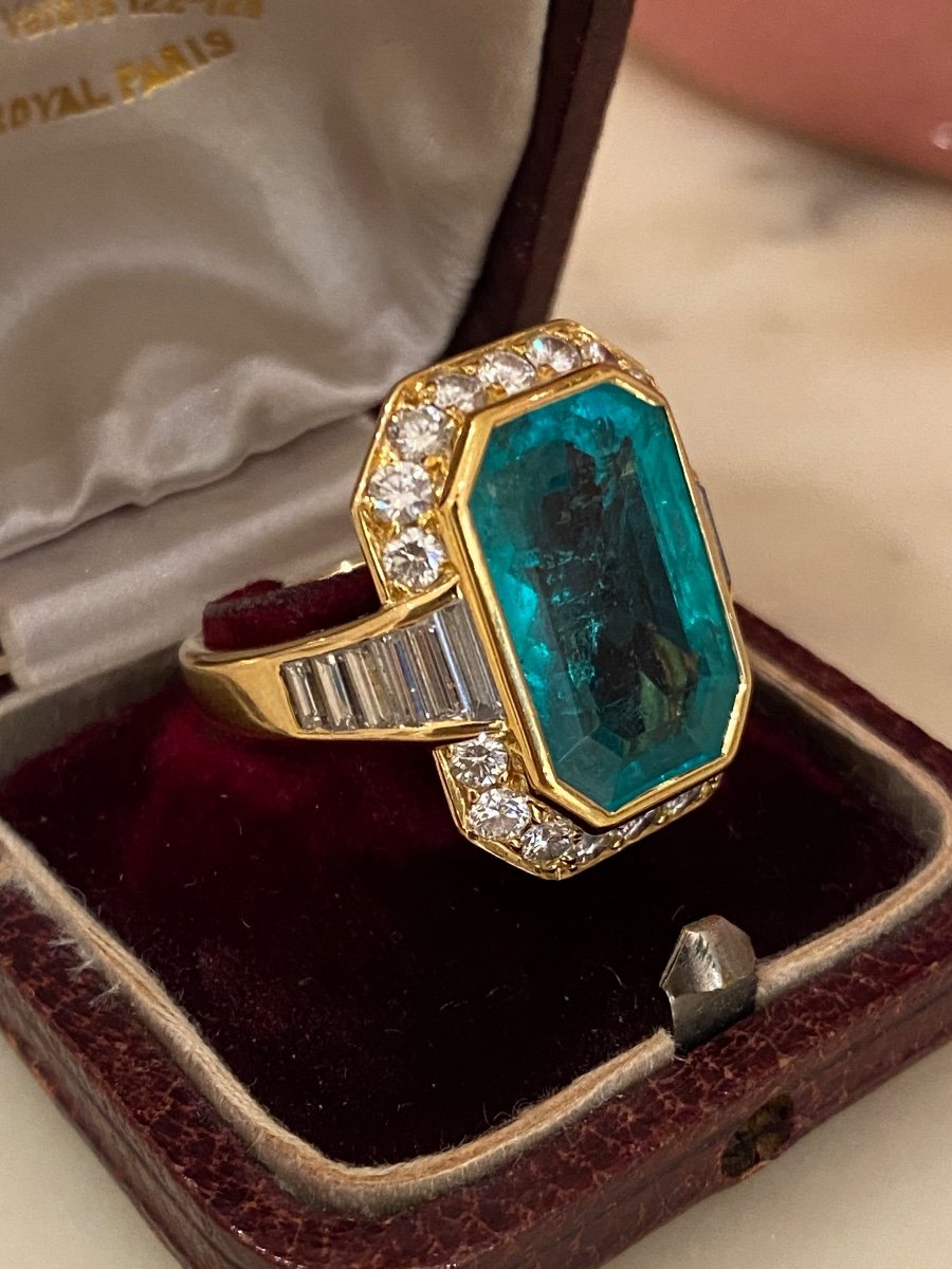 18k Yellow Gold Ring Adorned With A Colombian Emerald-photo-2